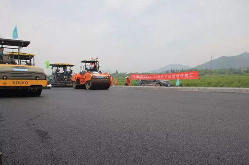 351國道浦江段開始攤鋪瀝青路面 為12月底前通車創造條件