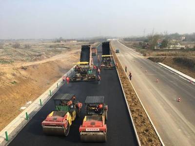 棗潛高速公路六標路面攤鋪施工項目火熱進行中!