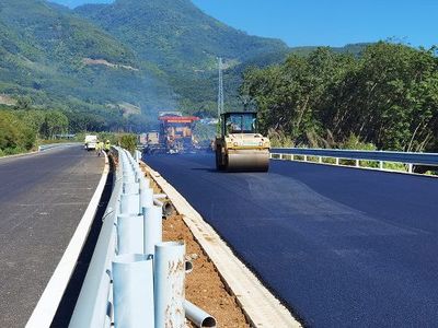 臨清高速公路路面工區(qū)瀝青上面層試驗(yàn)段鋪筑成功