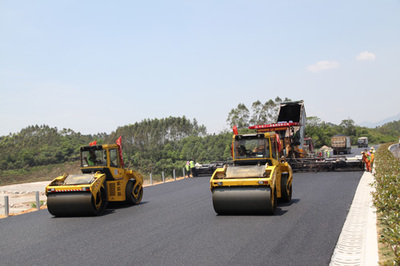惠清高速項(xiàng)目路面工程瀝青上面層試驗(yàn)段成功鋪筑