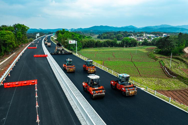 粵贛省際通道雄信高速完成路面施工